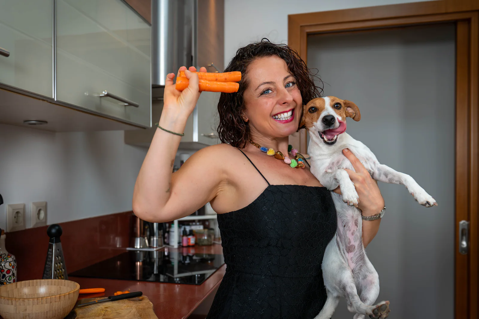 Sema Özpekmezci mutfakta köpeğiyle